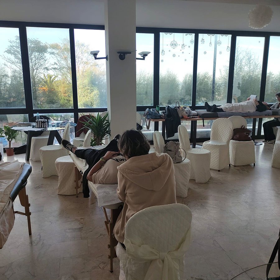 Aula con lettini da massaggio