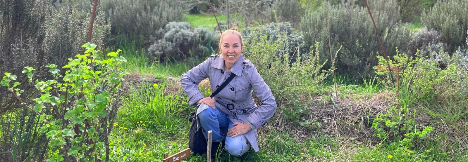 Maricela Alapizco in un giardino di erbe aromatiche
